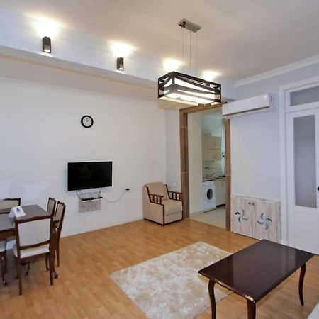 Sunny Apartment In The Center Jerevan Buitenkant foto