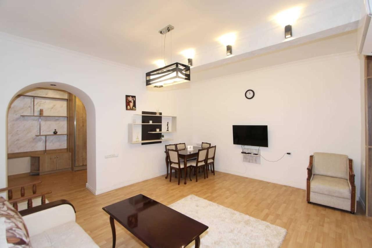 Sunny Apartment In The Center Jerevan Buitenkant foto
